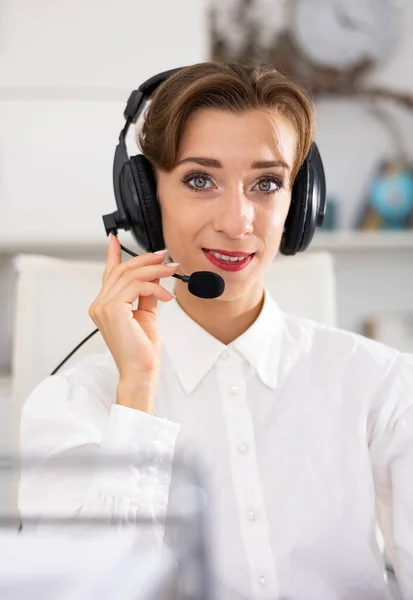 Πορτρέτο Της Θετικής Γυναίκας Τηλεφωνητή Εργαζόμενος Φορώντας Ακουστικά Μικρόφωνο — Φωτογραφία Αρχείου