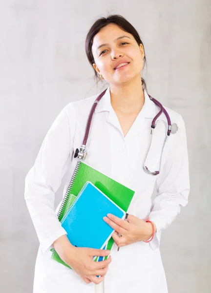 Lächelnde Junge Dunkelhaarige Frau Medizinstudentin Weißen Mantel Mit Phonendoskop Den — Stockfoto