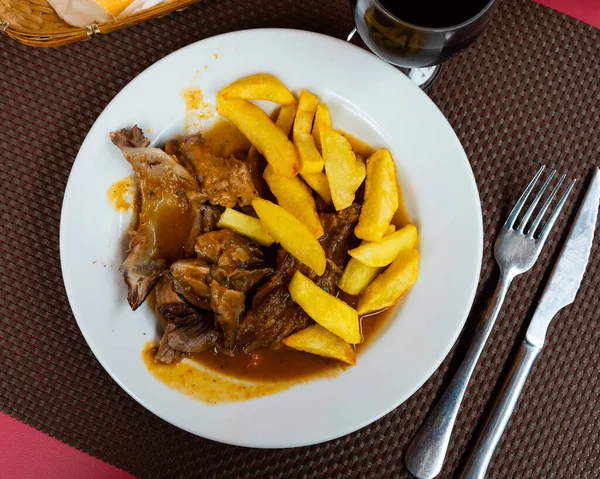 Appetitlich Gebratenes Schweinefleisch Mit Kartoffeln Und Gewürzen Auf Dem Tisch — Stockfoto