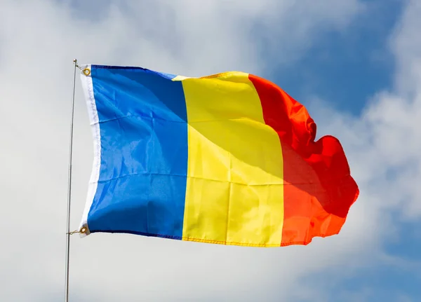 Flaga Państwa Rumuńskiego Trzepocze Przed Błękitnym Niebem — Zdjęcie stockowe