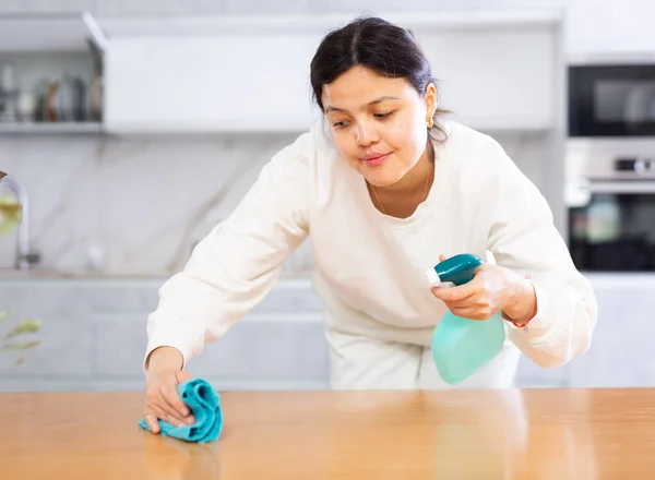 Glimlachende Jonge Vrouw Veegt Aanrecht Keuken Met Schoonmaak Spray Doek — Stockfoto