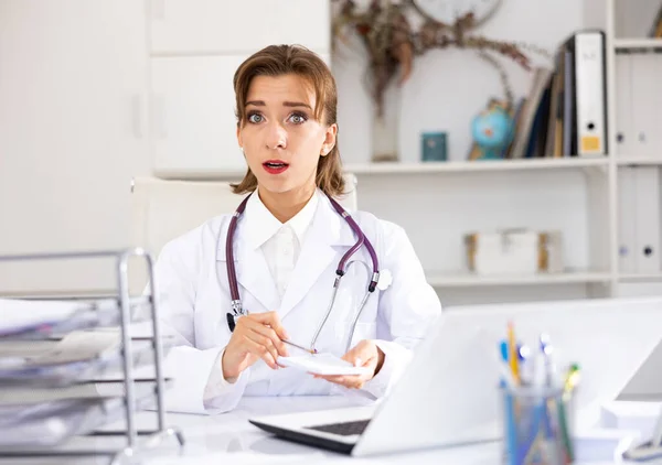 Woman Physician Sitting Table Her Office Looking Camera Speaking — Stock Photo, Image