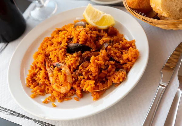 Ισπανικό Πιάτο Θαλασσινή Παέγια Ρύζι Γαρίδες Και Μύδια Υψηλής Ποιότητας — Φωτογραφία Αρχείου