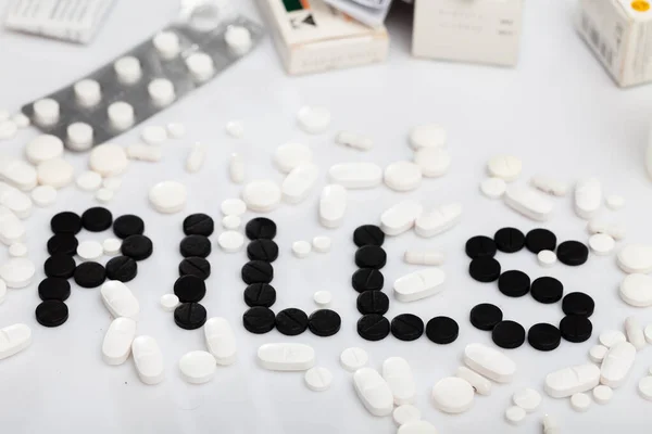 Slovo Pilulky Pilulek Kapslí Bílém Pozadí Farmaceutický Průmysl Koncept — Stock fotografie