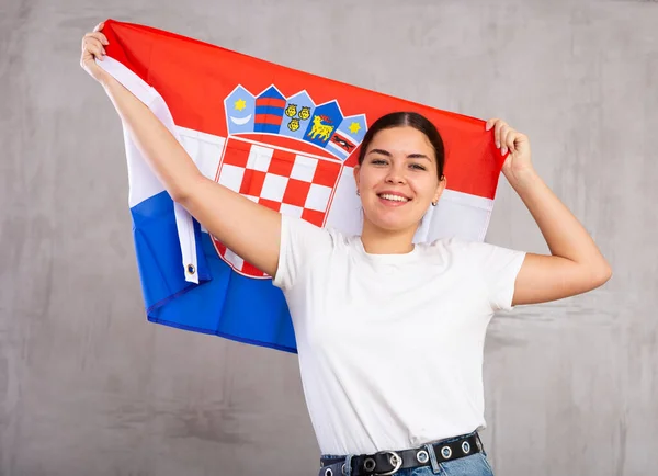 Joyous Jovem Com Bandeira Croácia Mãos Posando Feliz Contra Luz — Fotografia de Stock