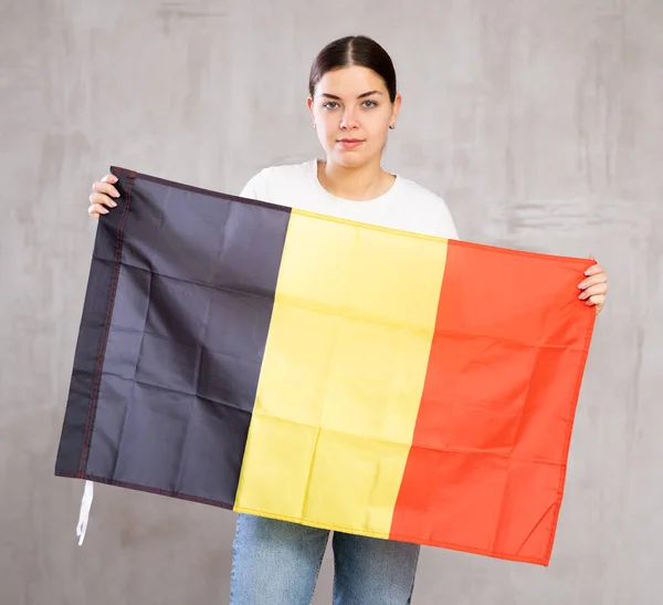 Portret Szczęśliwej Kobiety Belgii Machającej Flagą Narodową — Zdjęcie stockowe