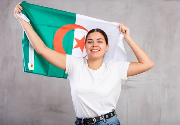 Πορτρέτο Θετικής Νεαρής Γυναίκας Σημαία Αλγερίας — Φωτογραφία Αρχείου