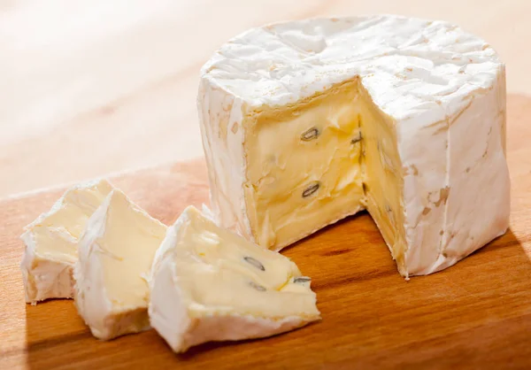 机の上のカンボゾラチーズのスライスのイメージ フランス料理 — ストック写真