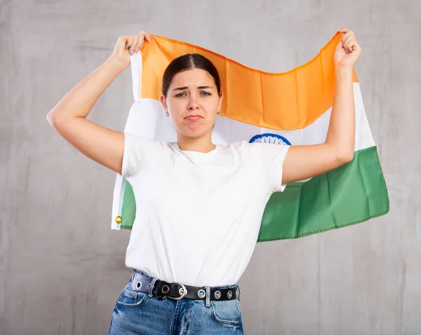 Jovem Perturbada Roupas Casuais Segurando Bandeira Índia Fundo Parede Cinza — Fotografia de Stock