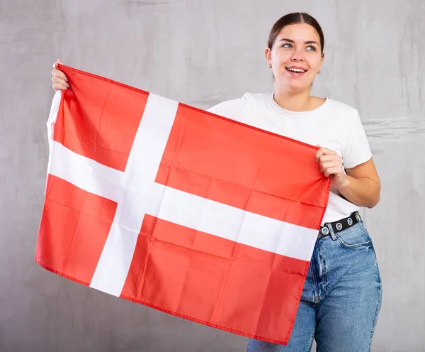 Fröhliches Mädchen Steht Mit Dänischer Flagge Vereinzelt Auf Grauem Hintergrund — Stockfoto