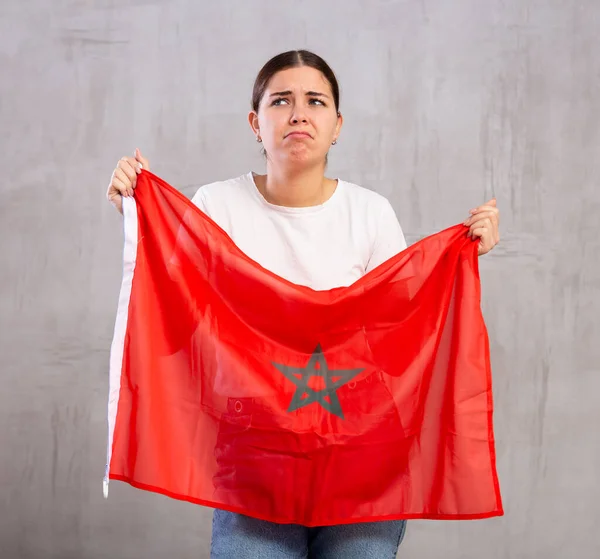 Gestresste Junge Frau Freizeitkleidung Steht Mit Marokkanischer Flagge Vor Grauer — Stockfoto