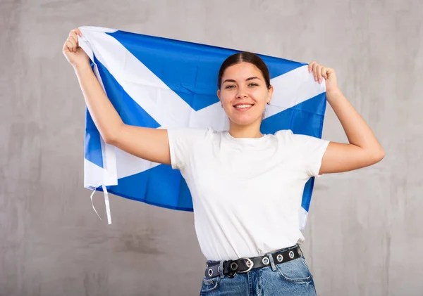 Jovem Estudante Feliz Com Bandeira Estado Escócia Contra Fundo Parede — Fotografia de Stock