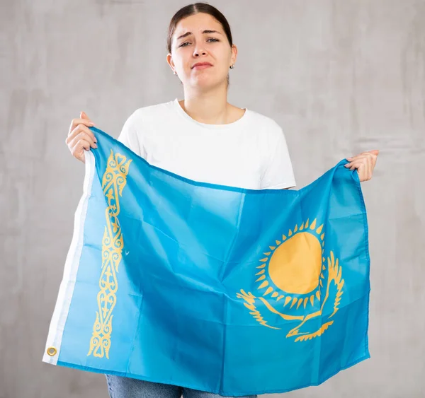 Joven Mujer Triste Sosteniendo Bandera Nacional Kazajstán Sus Manos —  Fotos de Stock