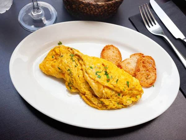 Tender French Omelet Filling Decorated Fresh Chopped Parsley Healthy Breakfast — स्टॉक फ़ोटो, इमेज