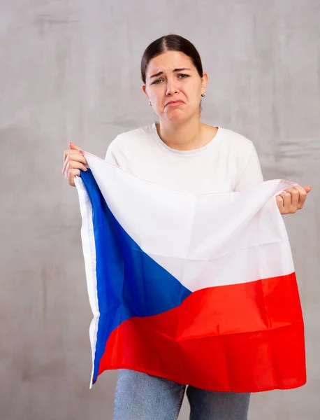 Retrato Uma Menina Chateada Segurando Bandeira Checa Suas Mãos — Fotografia de Stock