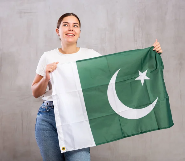 Mladá Pozitivní Žena Drží Rukou Pákistánskou Národní Vlajku — Stock fotografie
