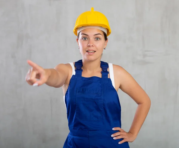 Porträt Einer Positiven Bauarbeiterin Helm Die Auf Grauem Hintergrund Lächelt — Stockfoto