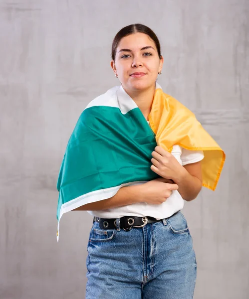 Menina Infeliz Segurando Bandeira Irlanda Suas Mãos Menina Está Chateada — Fotografia de Stock