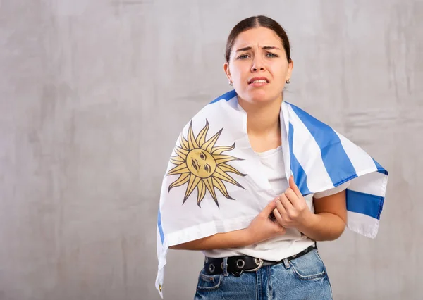 Sorriso Felice Ragazza Con Bandiera Uruguay Nelle Sue Mani — Foto Stock