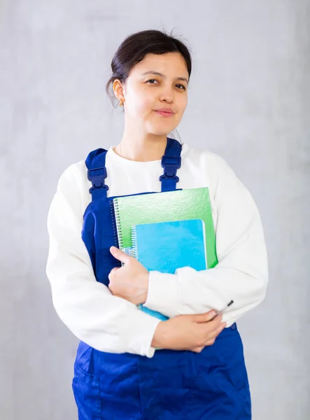 Retrato Una Joven Mujer Morena Positiva Trabajadora Servicios Limpieza Profesional —  Fotos de Stock