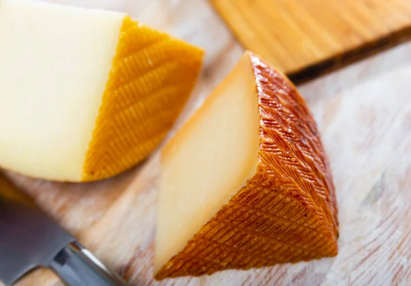 伝統的なスペインチーズ 象牙色と小さな不規則な穴 — ストック写真
