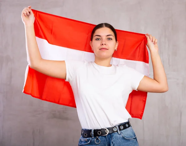 Menina Calma Cheerleader Segurando Bandeira Austríaca Suas Mãos Isolado Fundo — Fotografia de Stock