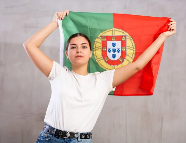 Ελκυστική Χαμογελαστή Γυναίκα Οπαδός Του Ποδοσφαίρου Κρατώντας Σημαία Της Πορτογαλίας — Φωτογραφία Αρχείου