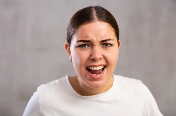 Nahaufnahme Einer Jungen Frau Mit Wütendem Gesichtsausdruck Vor Hellem Einfarbigem — Stockfoto