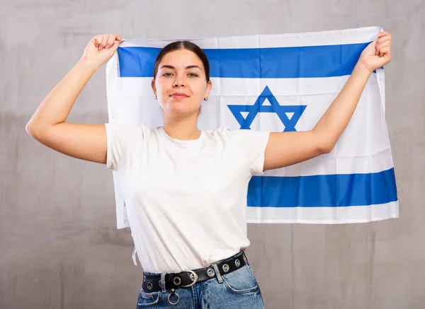 Retrato Una Joven Patriótica Seria Sosteniendo Bandera Nacional Israel Contra —  Fotos de Stock