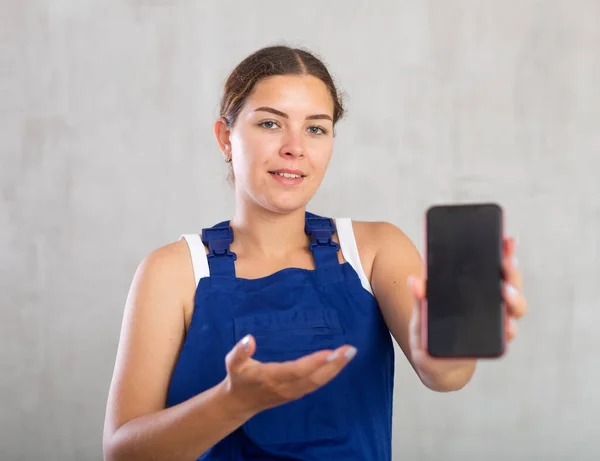 Young Girl Blue Construction Overalls Shows Screen Modern Smartphone — Stock Photo, Image