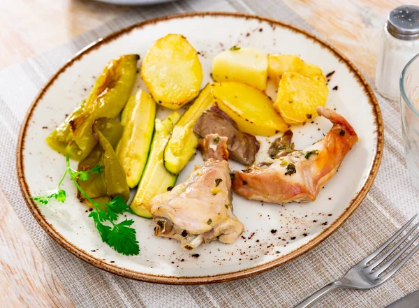 Carne Conejo Preparada Con Patata Calabacín Pimiento Verde — Foto de Stock
