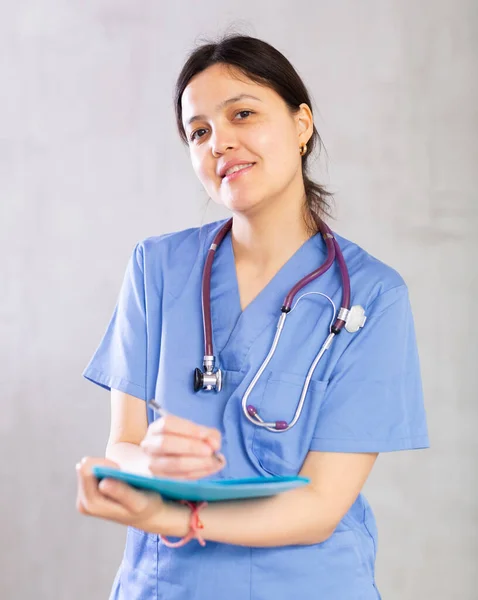 Médica Geral Jovem Educada Positiva Uniforme Azul Com Fonendoscópio Redor — Fotografia de Stock