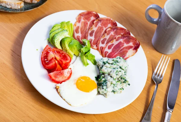 Service Plate Containing Egg Ham Fresh Tomato Avocado Porridge Greens — Stock Photo, Image