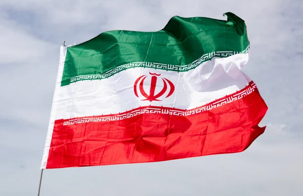 Большой Флаг Ирана Закреплен Металлической Палке Размахивающей Фоне Ясного Неба — стоковое фото
