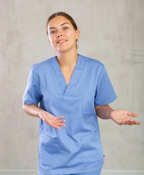 Ung Positiv Kvinna Medicinsk Uniform Poserar Mot Studio Bakgrund — Stockfoto
