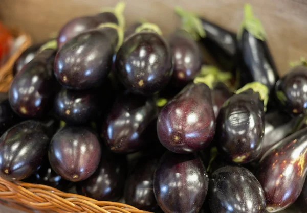 Pile Whole Fresh Purple Aubergines Offered Sale Farmers Market Stall — Stock Photo, Image