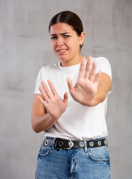 Tiro Mujer Joven Disgustada Haciendo Gestos Ropa Casual Interior — Foto de Stock