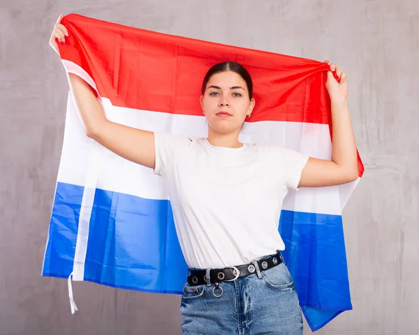 Молодая Серьезная Женщина Национальным Флагом Нидерландов Руках — стоковое фото