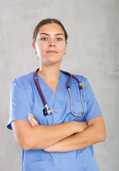 Jovem Enfermeira Confiante Orgulhosamente — Fotografia de Stock