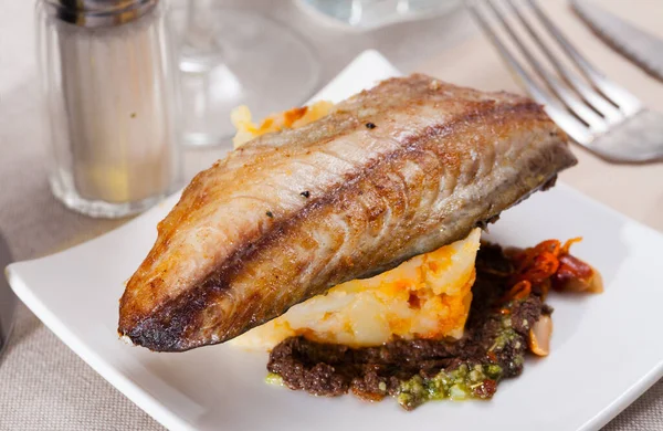 マッシュポテトとスパイスで鯖の切り身 高品質の写真 — ストック写真
