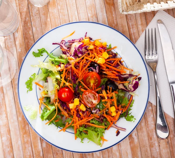 Frischer Gemischter Salat Mit Salat Mais Oliven Und Kirschtomaten Auf — Stockfoto