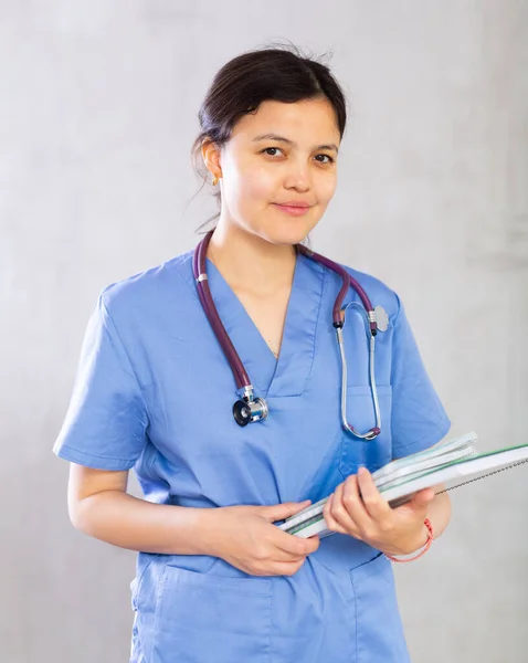 Sorrindo Jovem Mulher Cabelos Escuros Estudante Medicina Esfoliação Azul Com — Fotografia de Stock