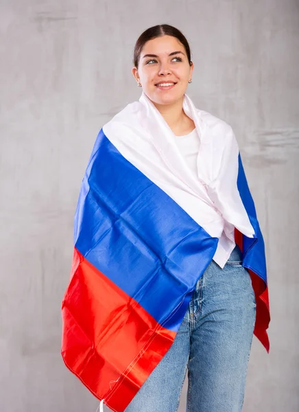 Jovem Mulher Positiva Segurando Bandeira Nacional Rússia Suas Mãos — Fotografia de Stock