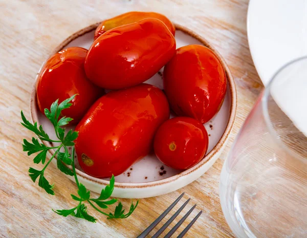 Hausgemachte Tomatenkonserven Auf Weißem Teller Auf Holztisch — Stockfoto