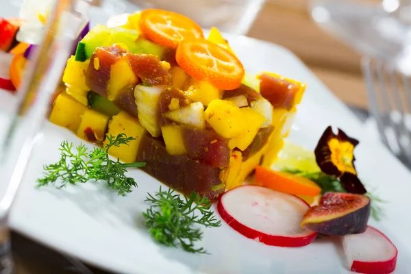 Großaufnahme Von Leckerem Thunfisch Tatar Mit Mango Und Avocado Serviert — Stockfoto