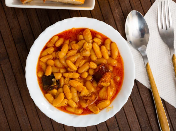 传统的西班牙肉汤法贝达 由阿斯图里亚斯的白豆和熏肉指关节 Choriso香肠和莫西利亚制成 — 图库照片