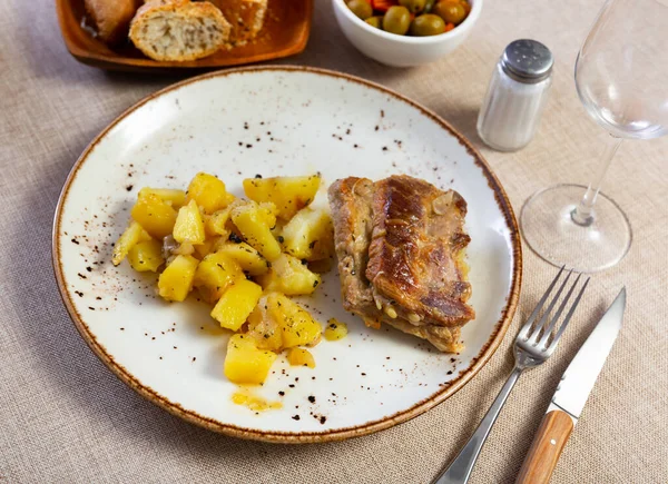 Viande Porc Grillée Avec Pommes Terre Bouillies Servies Sur Table — Photo
