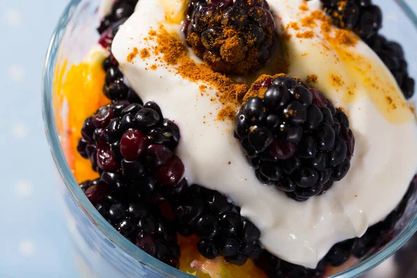 Dessert Aus Joghurt Mit Brombeeren Und Orange Hochwertiges Foto — Stockfoto