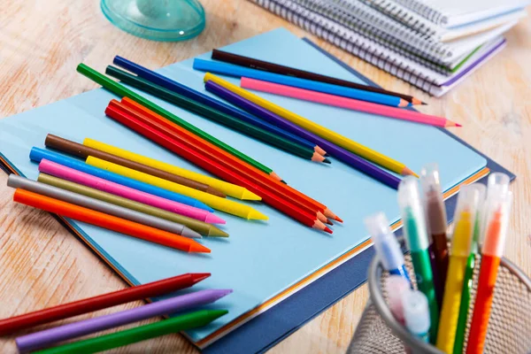 用彩色铅笔和蜡粉笔在木制表面用纸和草图画图用的布 — 图库照片