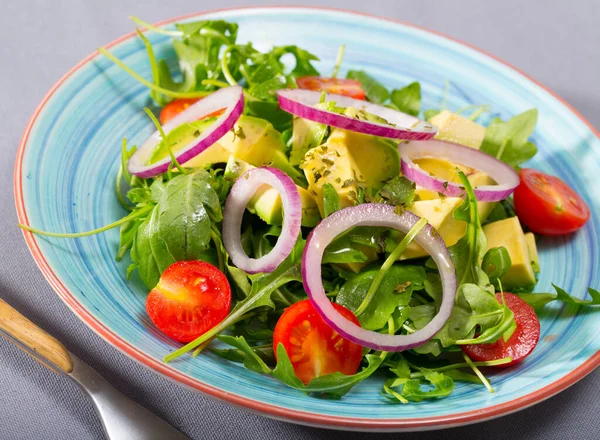 Taze Yeşil Roka Salatası Doğranmış Avokado Kiraz Domatesleri Kırmızı Soğanlı — Stok fotoğraf